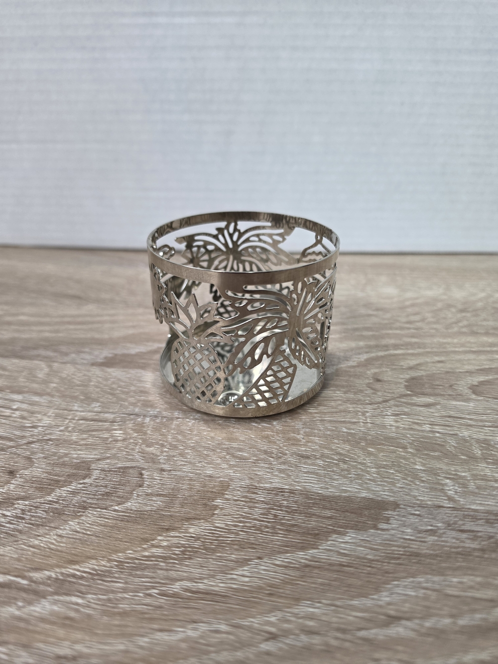 Bath and Body Works Tropical Palm Tree Pineapple 4 oz Candle Sleeve Silver